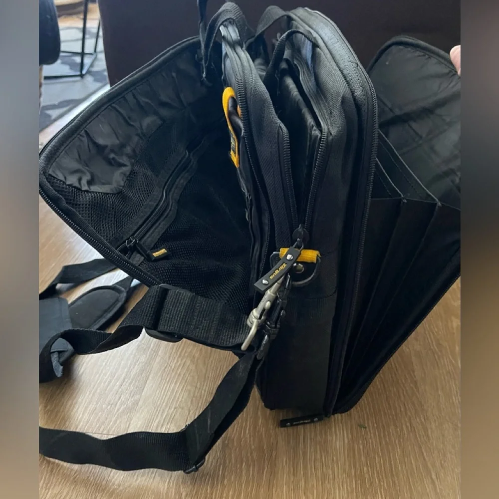 Targus multiple compartments bag